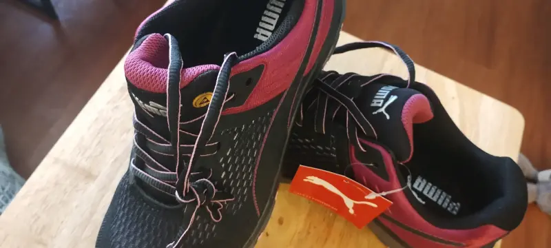 Zapatillas de seguridad Puma negras y rosadas - 4