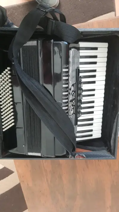 Acordeón de teclas negro con estuche - miniatura 1