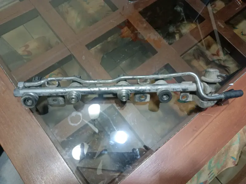 Riel de inyectores para automóvil usado - 2