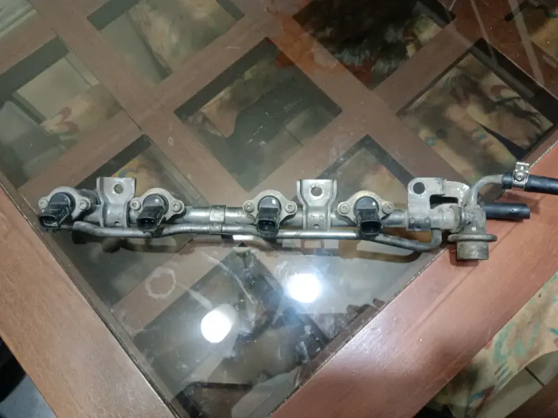 Riel de inyectores para automóvil usado - 3