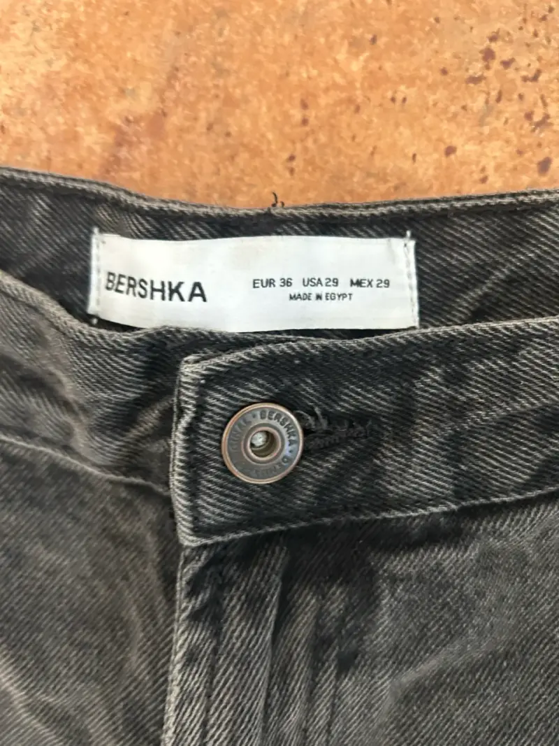 Shorts de mezclilla negros Bershka para hombre