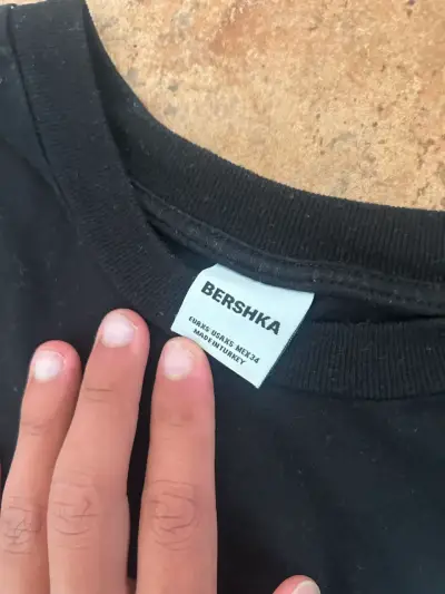 Polera Negra Bershka Estilo Urbano - miniatura 3