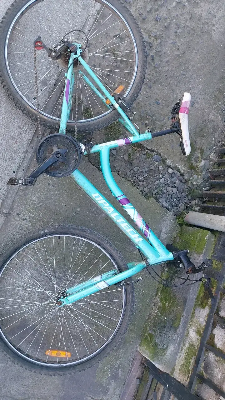 Bicicleta Opaltech color turquesa usada