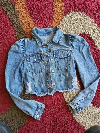 Chaqueta de mezclilla corta para mujer - miniatura 3