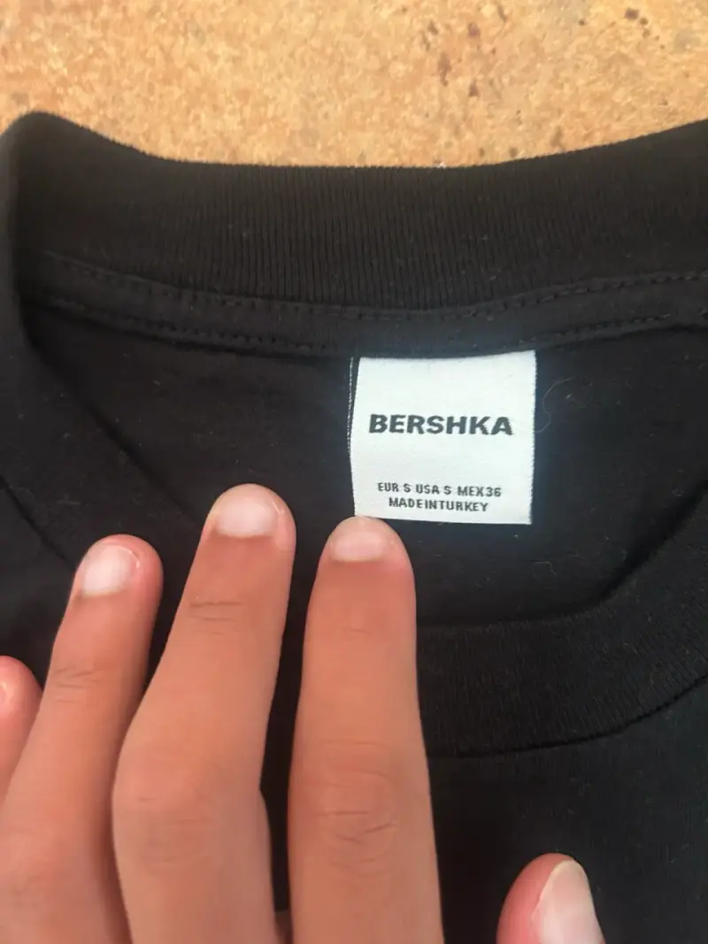 Polera negra con diseño Glow Down Bershka - 2