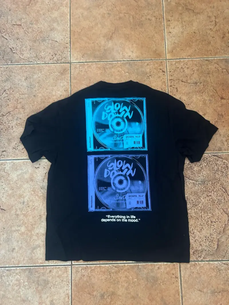 Polera negra con diseño Glow Down Bershka - 3