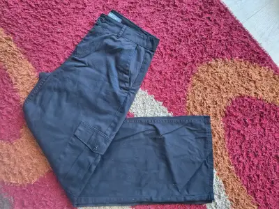 Pantalones cargo negros para mujer - miniatura 2