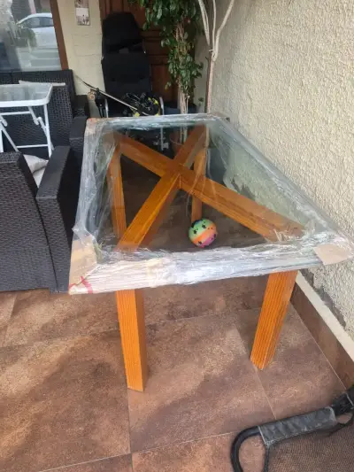 Mesa de comedor de vidrio con base de madera - miniatura 1
