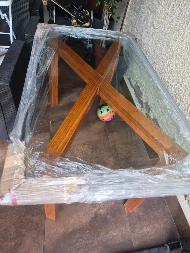 Mesa de comedor de vidrio con base de madera - 2