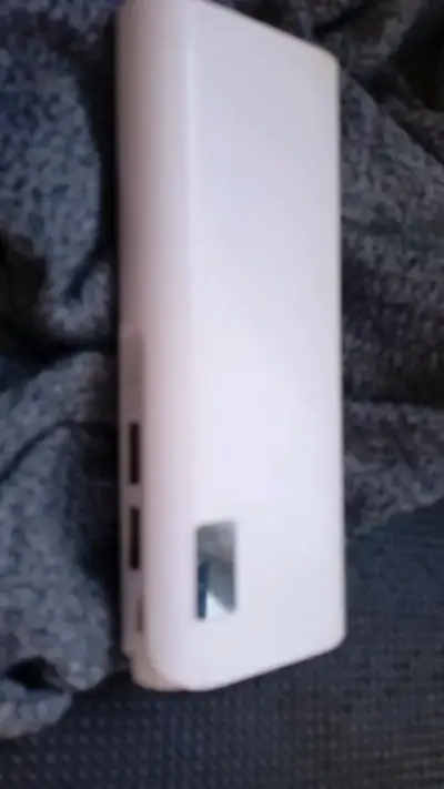 Power bank portátil blanco con múltiples puertos - miniatura 1