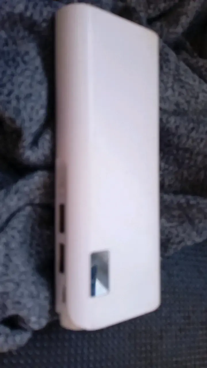Power bank portátil blanco con múltiples puertos - 2