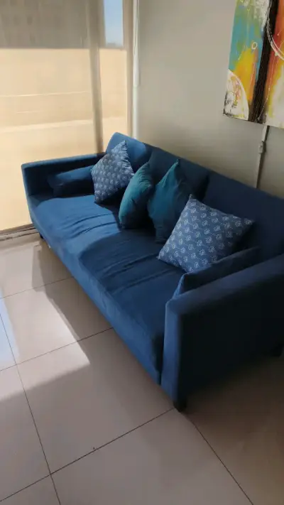 Sofá azul de tres plazas en buen estado - miniatura 1