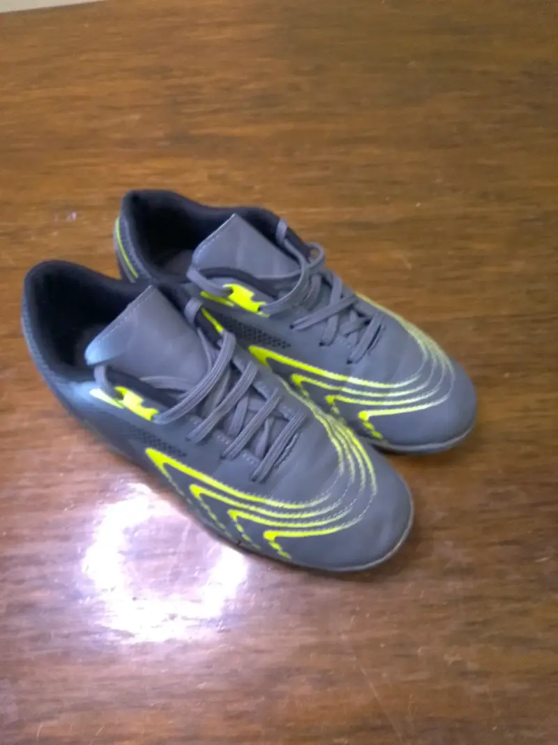 Zapatillas de fútbolito gris con detalles amarill - 1