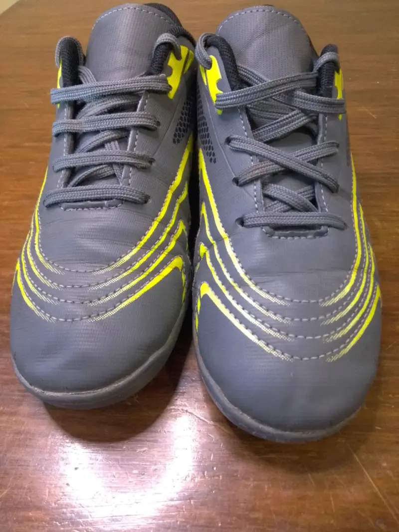 Zapatillas de fútbolito gris con detalles amarill - 2