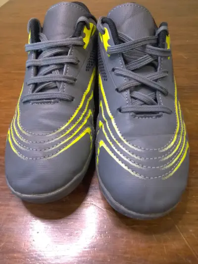 Zapatillas de fútbolito gris con detalles amarill - miniatura 2