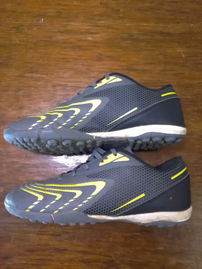 Zapatillas de fútbolito gris con detalles amarill - 3