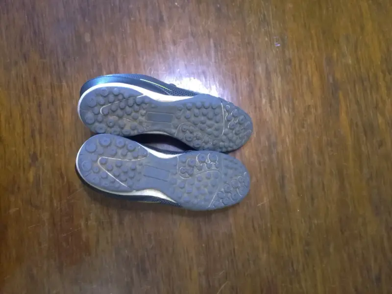 Zapatillas de fútbolito gris con detalles amarill - 4