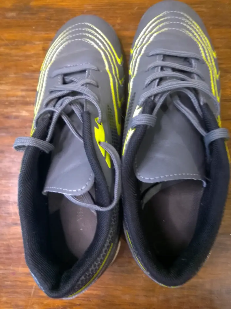 Zapatillas de fútbolito gris con detalles amarill - 5