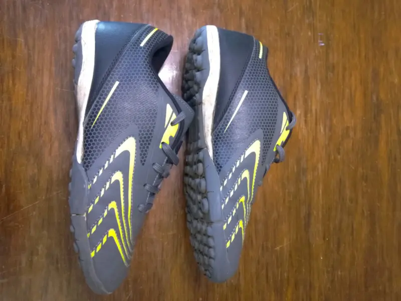 Zapatillas de fútbolito gris con detalles amarill - 6