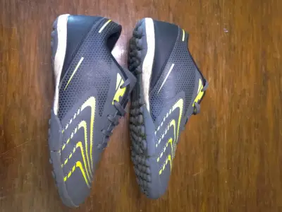 Zapatillas de fútbolito gris con detalles amarill - miniatura 6