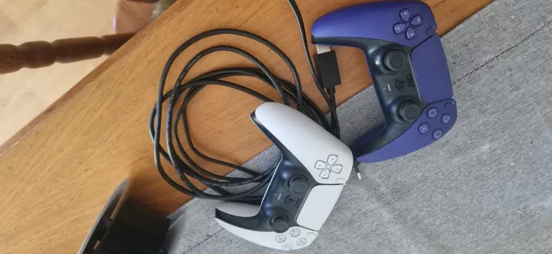 Consola PlayStation 5 con dos controles - 4