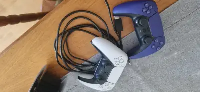 Consola PlayStation 5 con dos controles - miniatura 4