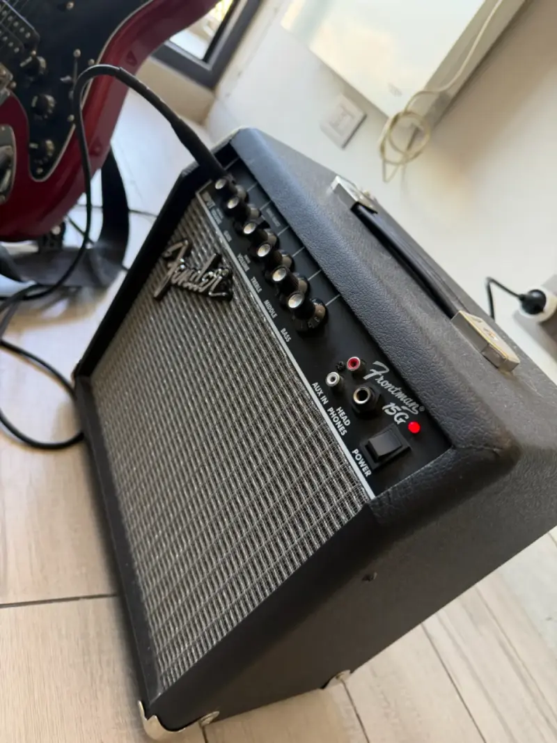 Guitarra Eléctrica Squier Stratocaster con Ampli - 2