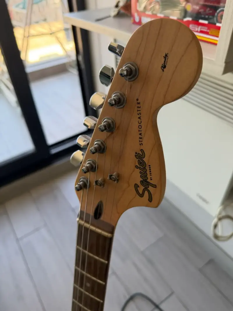 Guitarra Eléctrica Squier Stratocaster con Ampli - 3