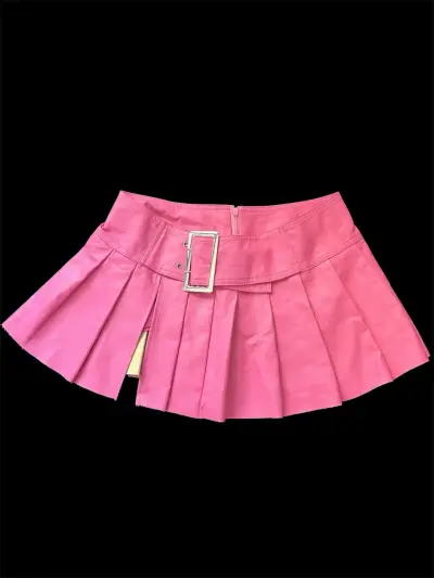 Falda corta rosa con cinturón decorativo - miniatura 1