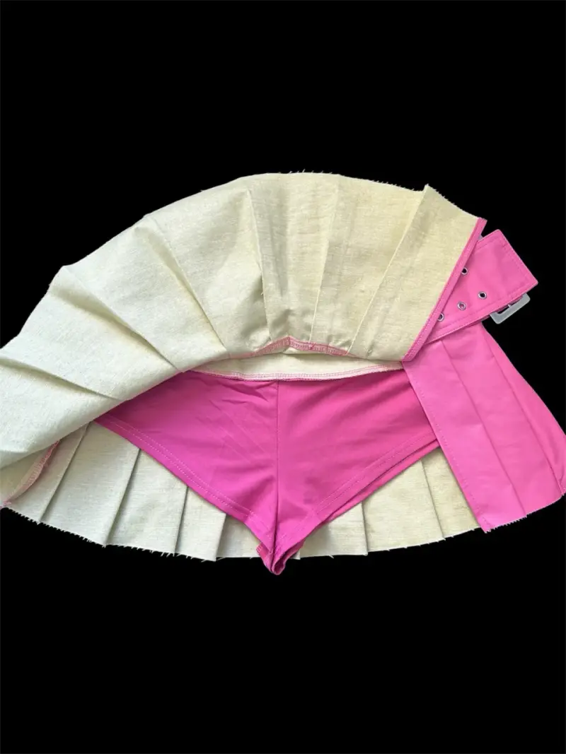 Falda corta rosa con cinturón decorativo - 2