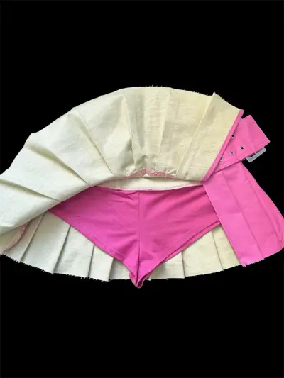 Falda corta rosa con cinturón decorativo - miniatura 2