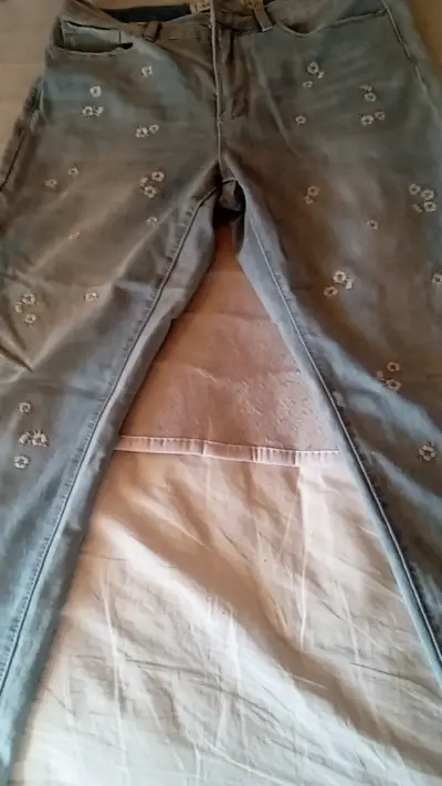 Jeans bordados para mujer en buen estado - miniatura 1