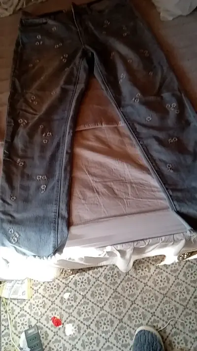 Jeans bordados para mujer en buen estado - miniatura 2