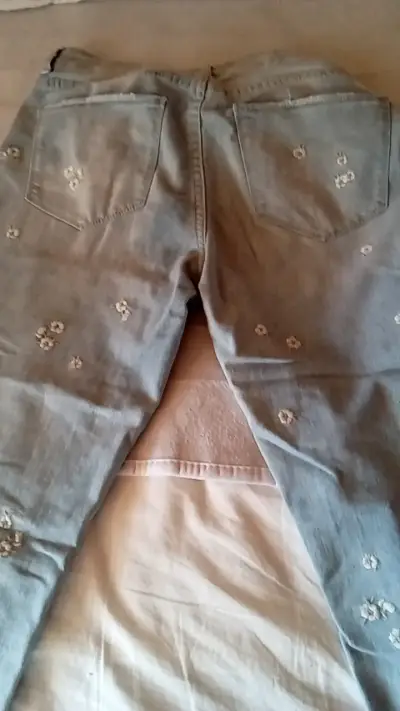 Jeans bordados para mujer en buen estado - miniatura 4