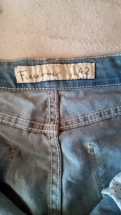 Jeans bordados para mujer en buen estado - miniatura 5