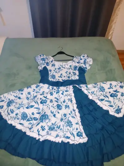 Vestido floral azul y blanco con volantes - miniatura 2