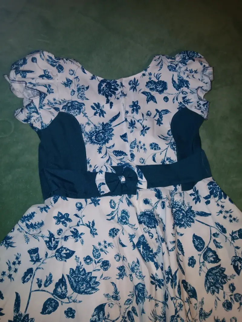Vestido floral azul y blanco con volantes - 3