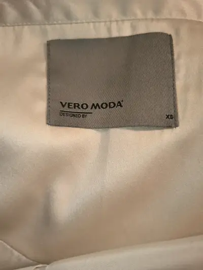 Chaqueta Bomber Beige Bordada Vero Moda - miniatura 2