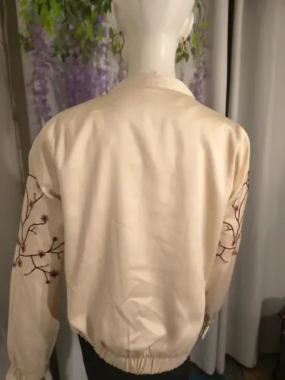 Chaqueta Bomber Beige Bordada Vero Moda - miniatura 3