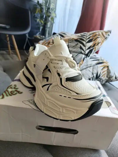 Zapatillas deportivas blancas con diseño moderno - miniatura 1