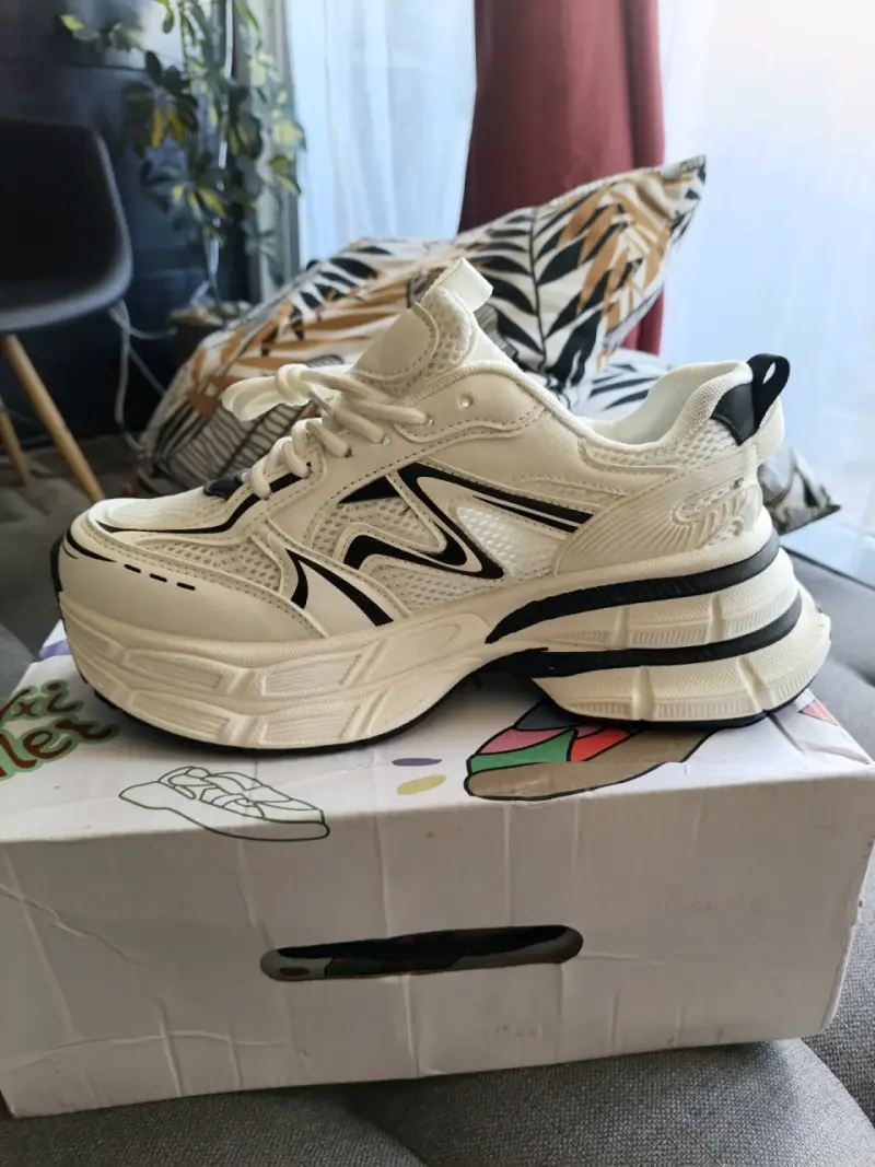 Zapatillas deportivas blancas con diseño moderno - 2