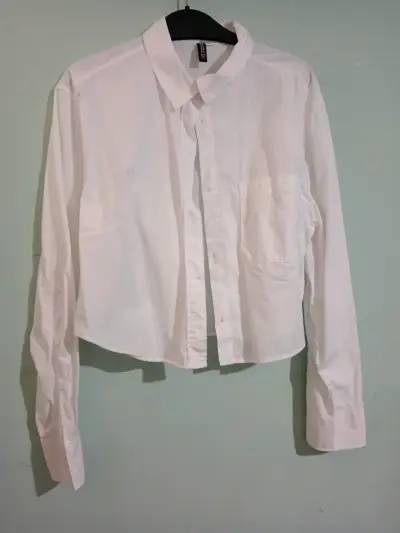 Camisa blanca de mujer con bolsillo - miniatura 1