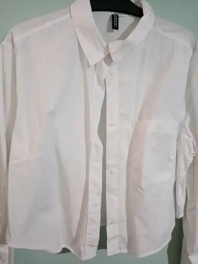 Camisa blanca de mujer con bolsillo - miniatura 2