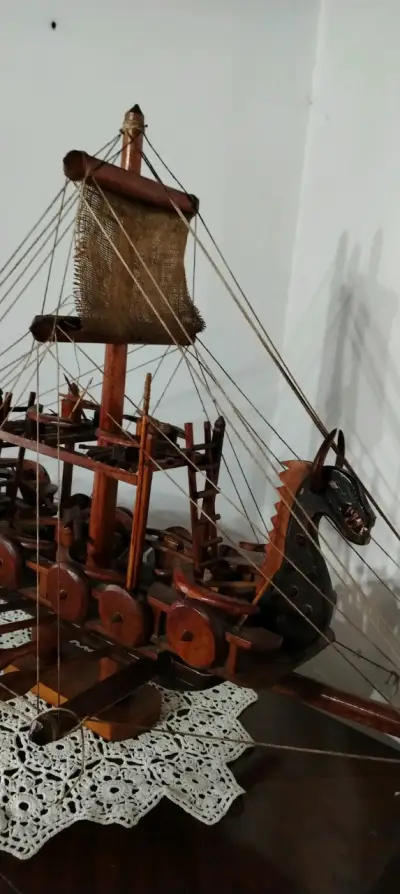 Barco Vikingo de Madera Decorativo Artesanal - miniatura 1