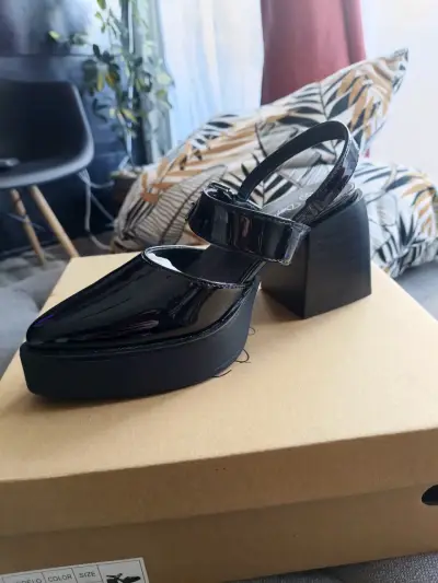 Zapatos de Tacón Negro Charol con Hebilla - miniatura 1