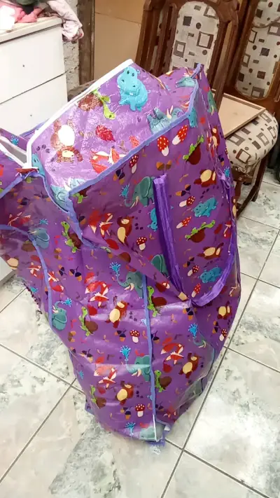 Bolsa llena de juguetes de peluche variados - miniatura 1