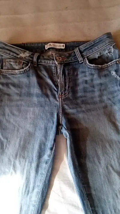 Jeans desgastados para mujer Zara - miniatura 3