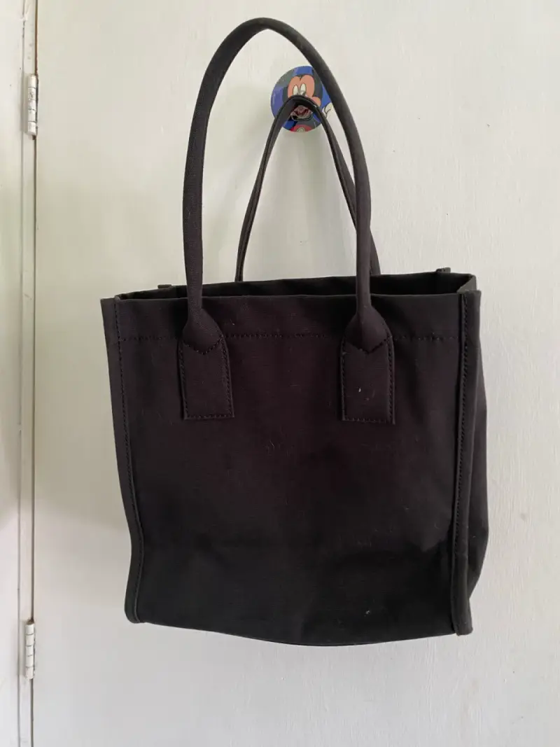 Bolso negro Marc Jacobs estilo workwear - 3