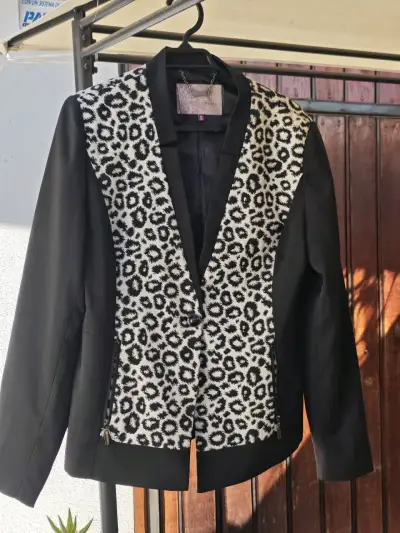 Blazer negro S con estampado animal print - miniatura 1