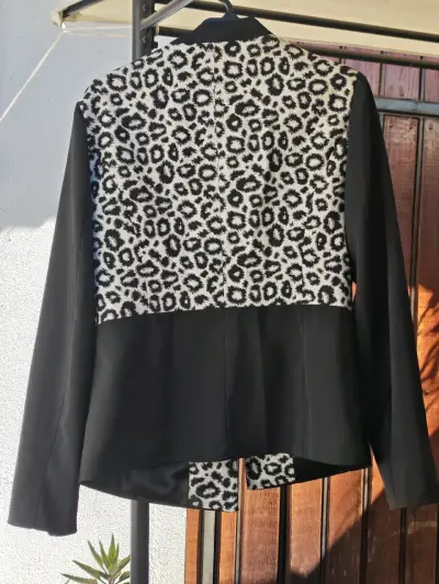 Blazer negro S con estampado animal print - miniatura 2